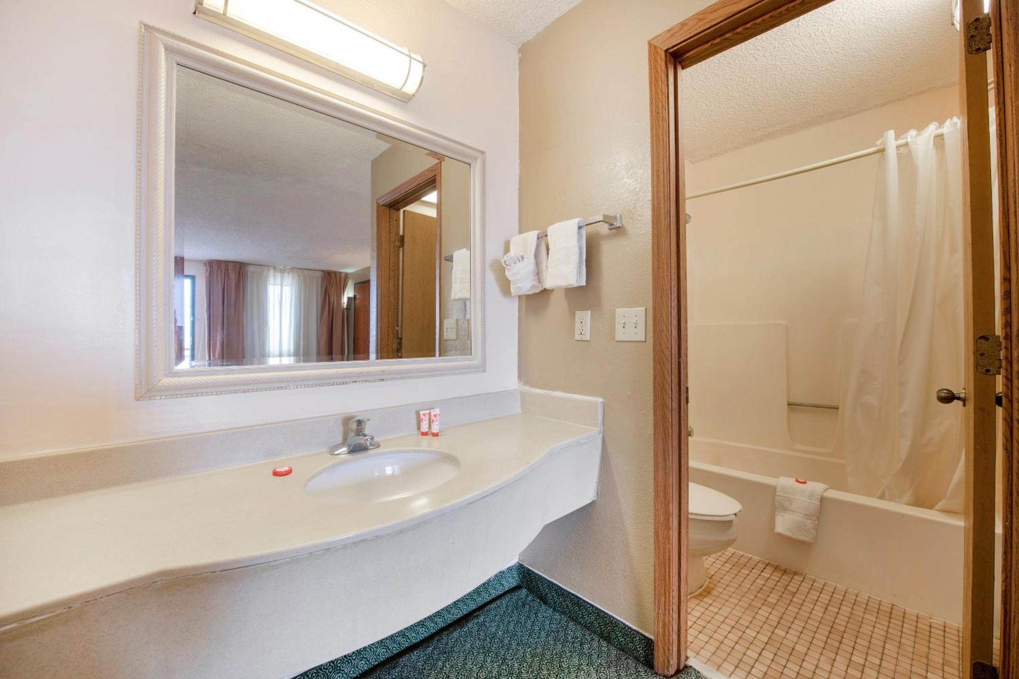 Oyo Hotel Tulsa International Airport Eksteriør billede